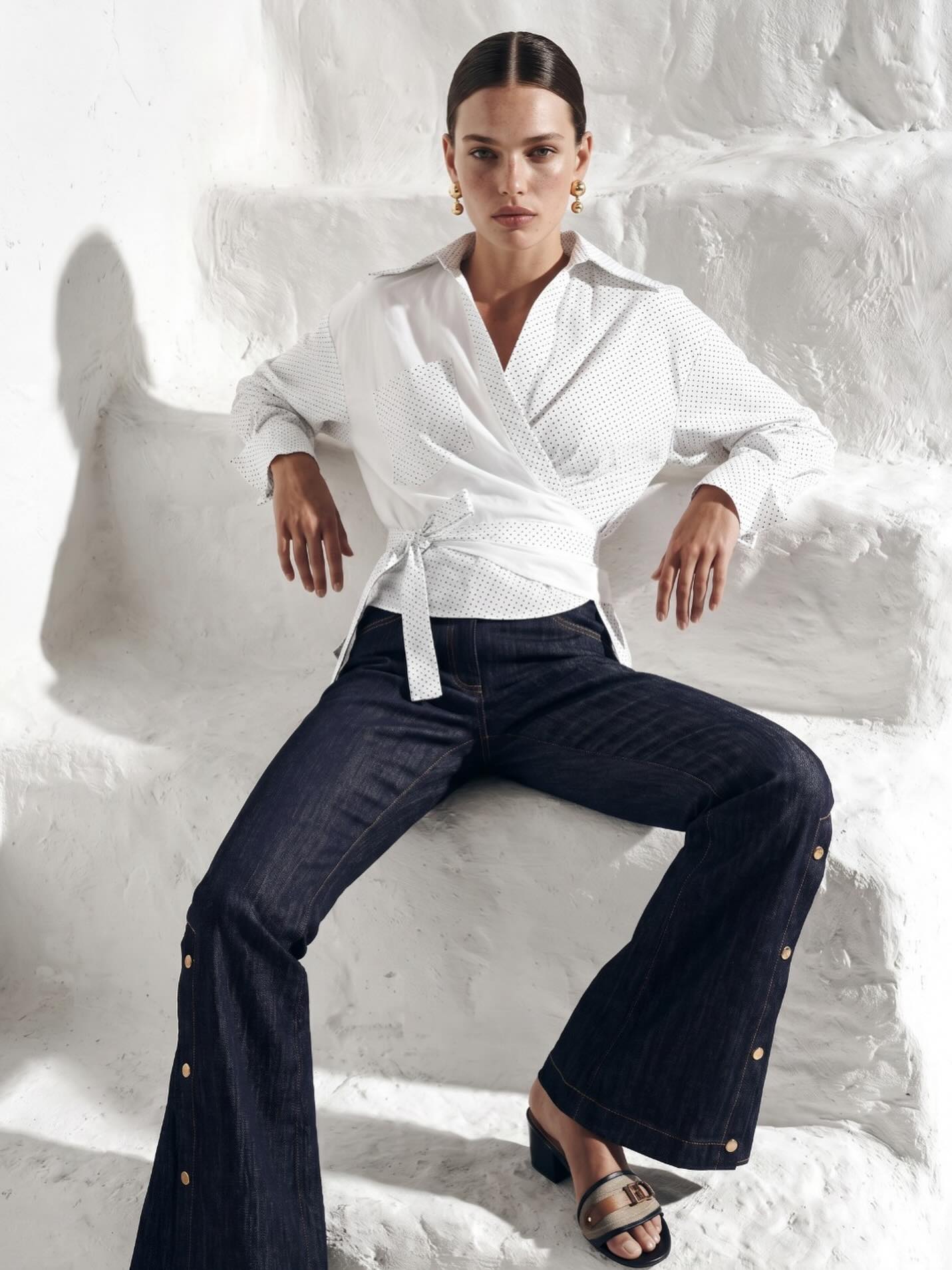 Yazın ışığını taşıyan parçalar, zamansız bir şıklıkla buluşuyor.
Pieces that capture the radiance of summer meet timeless elegance.
#allsences