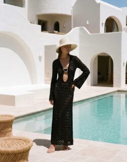 A sophisticated interpretation of vacation style. Shaped with modern details, this exclusive design embodies elegance from the beach to sunset.

#allsences
